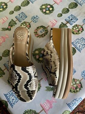 Vince Camuto Leather Snake Print Platform Sandals. NWOT Sz 7 1/2 M